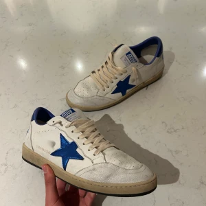 Golden goose ballstar - Ett par riktigt schyssta golden goose ballstars i färgen vit⚪️|Skick-8/10✅ | Tillkommer endast skorna| Nypris över 4000 kr| Hör av er vid fler funderingar☁️