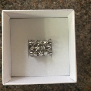 Edblad ring - Säljer min Edblad ring eftersom jag har bytt till guld smycken😊🥰. Nypris 399kr pris kan diskuteras!🌟💗 