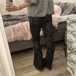 Leopardmönstrade byxor - Snygga leopardmönstrade byxor med bootcut-stil. De är i mycket bra sick och är nersydda till lågmidjade men är inget som syns och går att sprätta upp mkt enkelt! Säljer för 650!