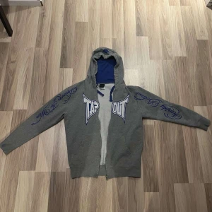 Tapout hoodie - Säljer min Tapout hoodie pga ingen användning🙏 😼skriv om du ha några frågor!!