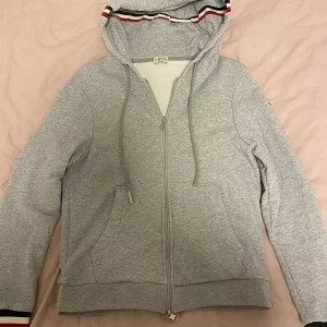 Moncler kofta  - Moncler kofta som är sparsamt använd, inga skador eller liknande. Skriv vid frågor och bilder. 