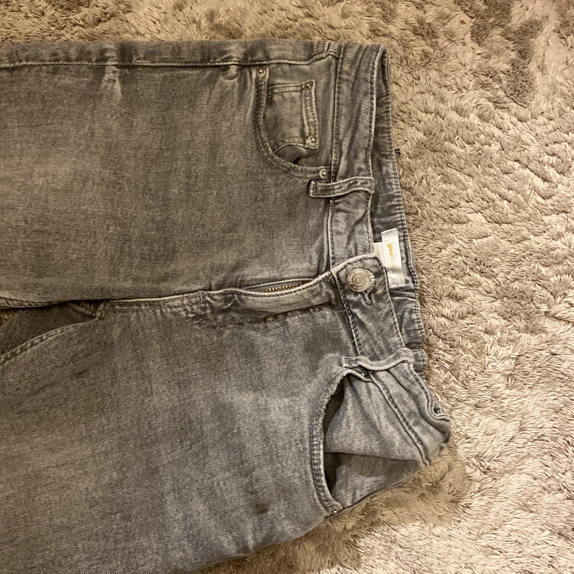 Grå bootcut jeans från Gina Tricot - 92