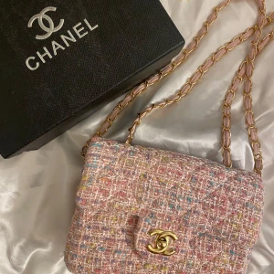 Cc väska tweed bag - Så fin ljusrosa väska, använd 1 gång så finns inga tecken på användning, skickas endast med  instabox och boxen kommer med💞💞💖💝Super söt väska med guld detalj 💞💞 Såklrt int ⭐️kta med tanke på priset 