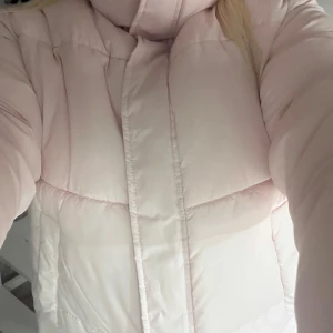 Rosa pufferjacka från NLY Trend - Jättefin pufferjacka från Nelly! Mjuk och skön i materialet och håller en varm🥰. Den rosa färgen syns lite mer i verkligheten än på kort. Denna jacka säljs heller inte längre på Nelly. Använd fåtal gånger. 
