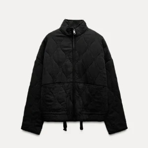 zara jacka - Snygg svart quiltad jacka från zara, skriv för fler bilder💗💗de går att diskutera priset! Jackan ska vara svart enligt Zara, men bild 2 ser ni hur färgen ser ut.