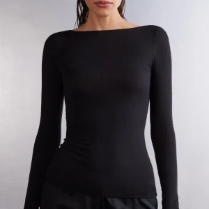 Intimissimi tröja svart storlek S - Säljer båda mina intimissimi tröjor i storlek S. 1 för 350! Här köper du den svarta och i den andra annonsen köper du den vita 