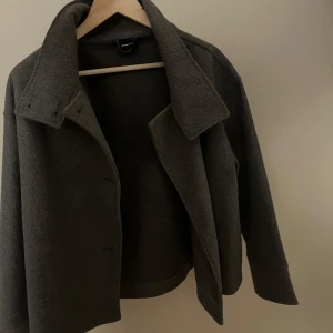 Grå kappa från Gina Tricot - Snygg grå kort kappa från Gina Tricot i storlek S. Aldrig använd! 😀