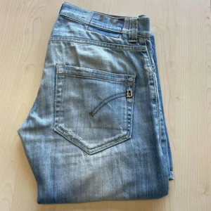 Dondup jeans - Snygga ljusblå jeans med en straight passform. De har en klassisk femficksdesign och en lätt slitning på framsidan för en trendig look. Perfekta för en avslappnad stil.