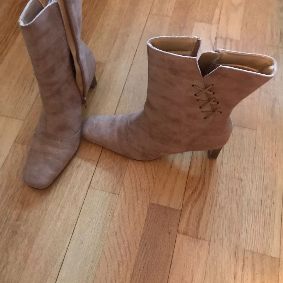 Beige stövletter med dragkedja