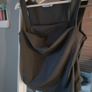 Svart/Grå  linne från Design by Si - Snygg svart/grått linne från Design by Si. Perfekt för en stilren look med sin enkla design och mjuka material. Aldrig använd💗