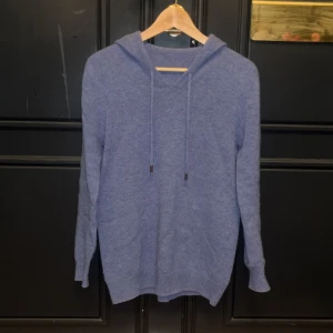 Blå merinoulls hoodie - Säljer en snygg merinoulls hoodie i storlek S. Jag är 175 och den sitter perfekt! Säljer pga lite användning och skulle säga att den är 9/10 i skick!  Kan sänka priset mycket vid snabb affär! 