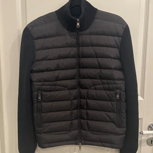Moncler Cardigan - Moncler cardigan som inte kommer till användning, perfekt nu när det är kallt! Skick 10/10. NFC Scan funkar både på logan och på insidan. Priset är inte hugget i sten så kom gärna med förslag!