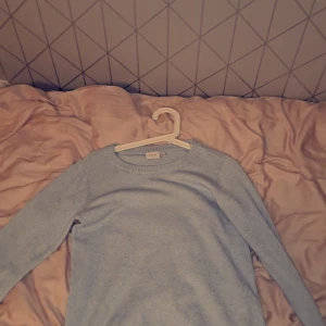 Ljusblå tröja från VILA - Säljer en ljusblå tröja från VILA i storlek S. Tröjan har en rund hals och är tillverkad i ett mjukt material som passar perfekt för kyligare dagar. Enkel och stilren design som är lätt att matcha med olika outfits. Använd ungefär 5 gånger pris kan gå att diskutera 