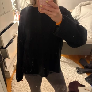 Svart stickad tröja - Jätte najs svart stickad tröja. Inga tecken på användning!💕
