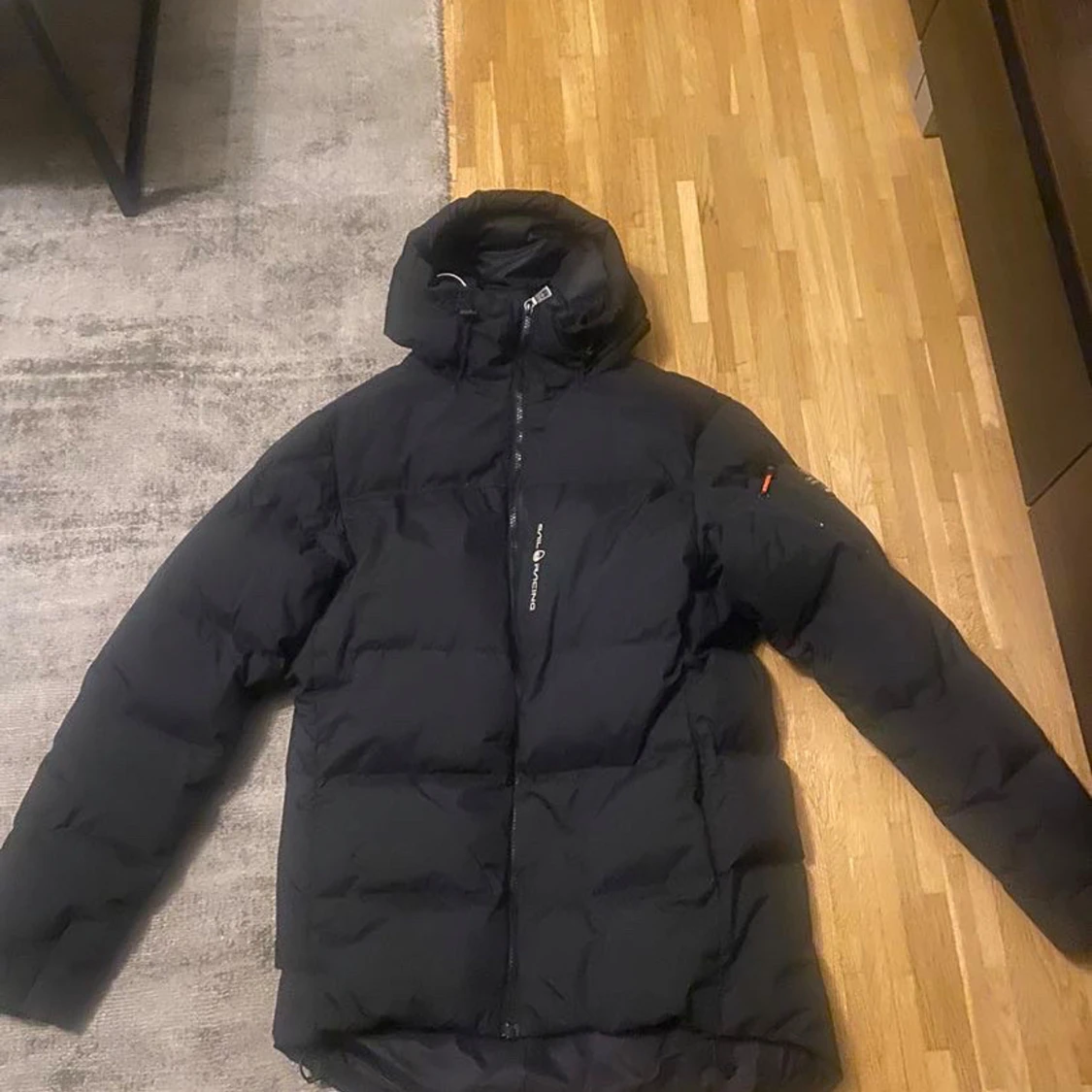 Svart dunjacka från Peak Performance - 90