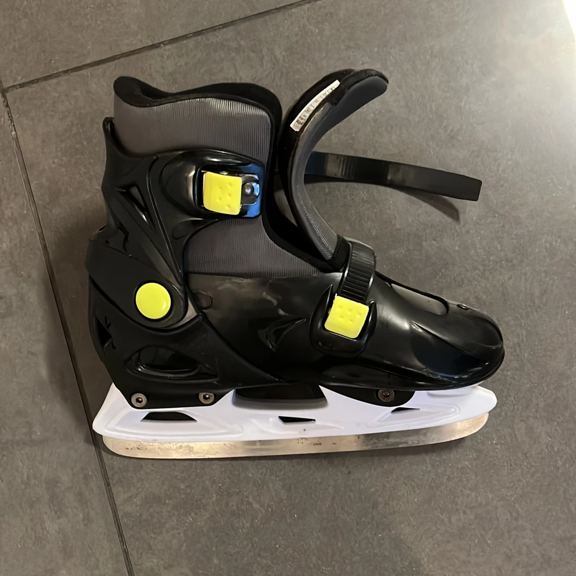 Svarta skridskor med gula detaljer