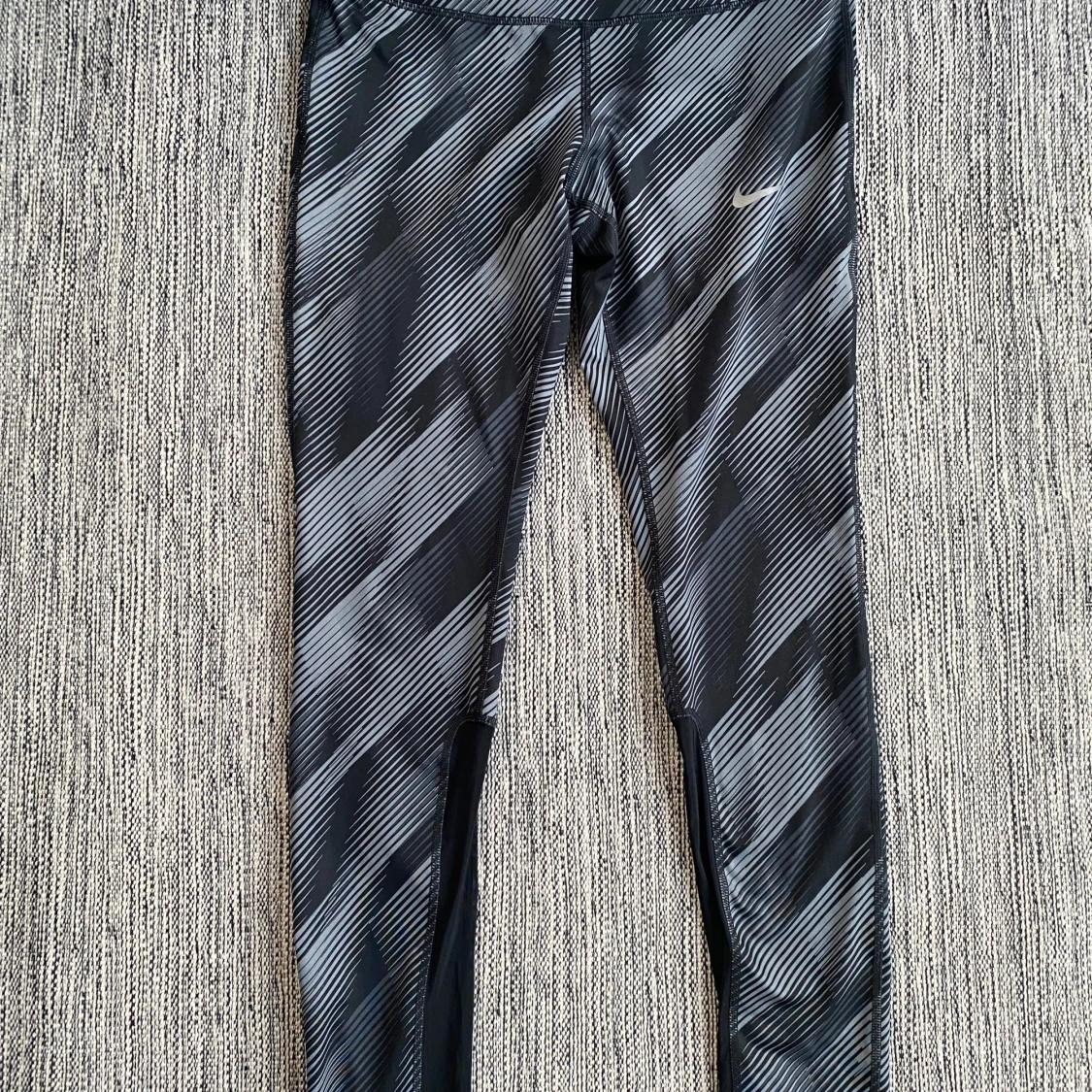 Nya gråa och svarta mönstrade träningstights i strl M från Nike