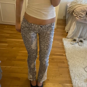 Leopard byxor💖 - Lågmidjade leopard byxor med spetsdetaljer! Har fickor där bak också. Uppskattar att de är storlek 34/S, skriv för måtten 💞