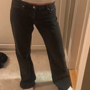 Svarta Lågmidjade jeans - Jeans från nakd, säljer eftersom de inte passar 🩷 