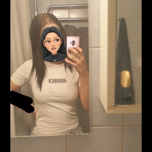 Hoodrich t-shirt - Snygg vit t-shirt från Hoodrich. Storlek M men passar även S som syns på bild 1. Fläckarna som syns på bild 2 är en reflektion från ljuset och min dåliga kamera och syns inte i verkligheten.