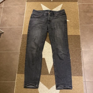 Jack&Jones Jeans - W 31& L 30 Modell Tapered Mike Använda i 1 månad typ Inga fläckar eller skador Köpte i butik för 900kr i november