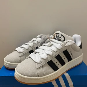 Campus 00s Crystal White  - Säljer dessa Campus 00s i Storlek 39,5 som är helt oanvända och är köpta från Footlocker för 1099kr säljer dessa för 650kr.