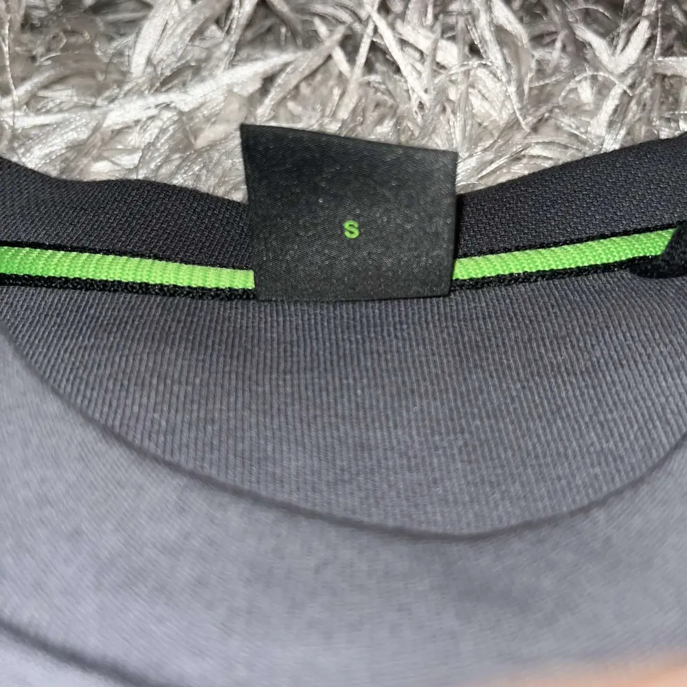 Snygg svart tröja från Boss i storlek S. Tröjan har en stilren design med diskret logga på bröstet och rund halsringning. Perfekt för en avslappnad men ändå elegant look.. Neuletakit & Villapaidat.