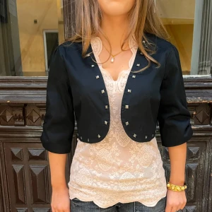 Tunn jacka/bolero med nitar - En perfekt liten tunn jacka/bolero som funkar både en varm vårdag ute eller inomhus som en snygg detalj ❤️