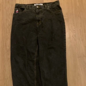 Polar Big Boys - Skit coola o baggy jeans🤘 Storlek Xl. Har tyvärr rejält mycket heelbite vilket man inte ser på bilderna. Gamla og logan kvar såklart. Var inte rädd att fråga för fler bilder eller mått.🙏