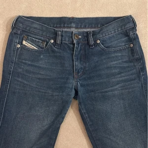 Blå jeans från Diesel - Snygga blå jeans från Diesel med låg midja och en bootcut-modell. Säljer då dom är en aning för små.💓Se bild 4 för passform🌟Kom privat för närmare koll💖W:28