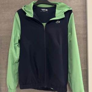 Lacoste vindjacka  - Helt ny vindjacka. kvitto finns och även tags, skriv dm för andra frågor. Sista pris 550