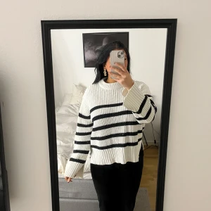 Vit och svart randig stickad tröja - Säljer en snygg vit och svart randig stickad tröja med långa ärmar. Tröjan är från Gina och pris kan diskuteras❤️ original pris 399