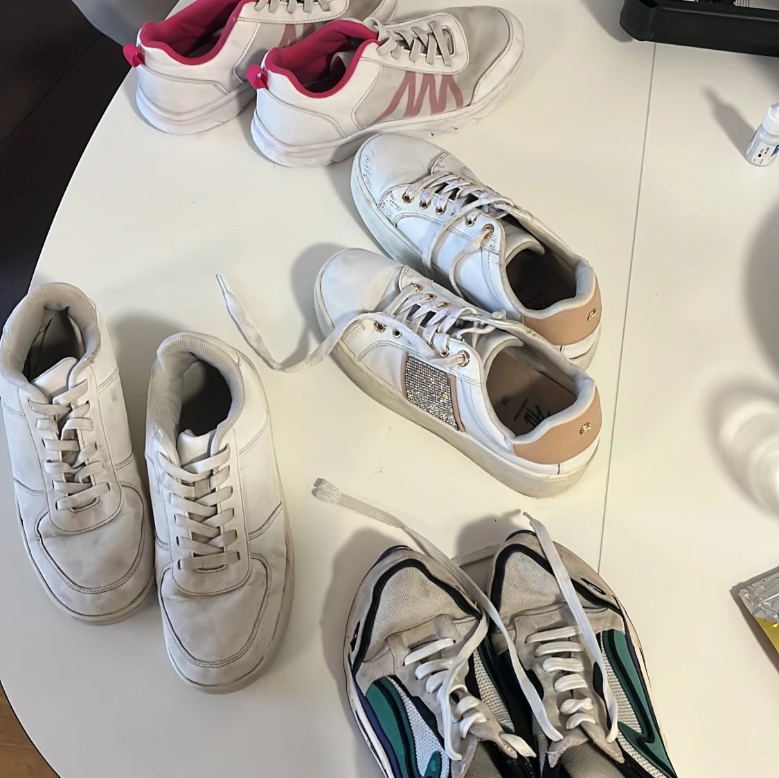 Fyra par sneakers - 90