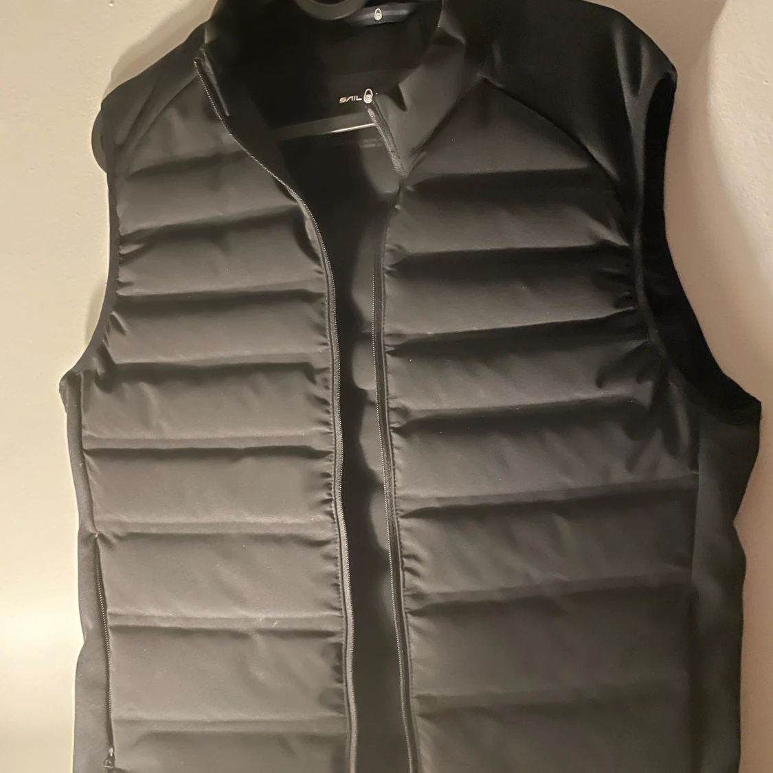 Svart dunväst från Sail Racing 
