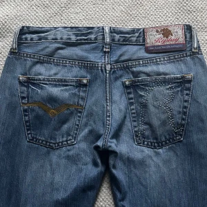 Replay Jeans  - Replay jeans. Köpta second hand. Har slitage nere vid benen och i grenen😭 Innerbendlängd - 85 cm, Hela jeansen - 107 cm, Midja - 37 cm. Skriv för fler bilder eller frågor!🩵
