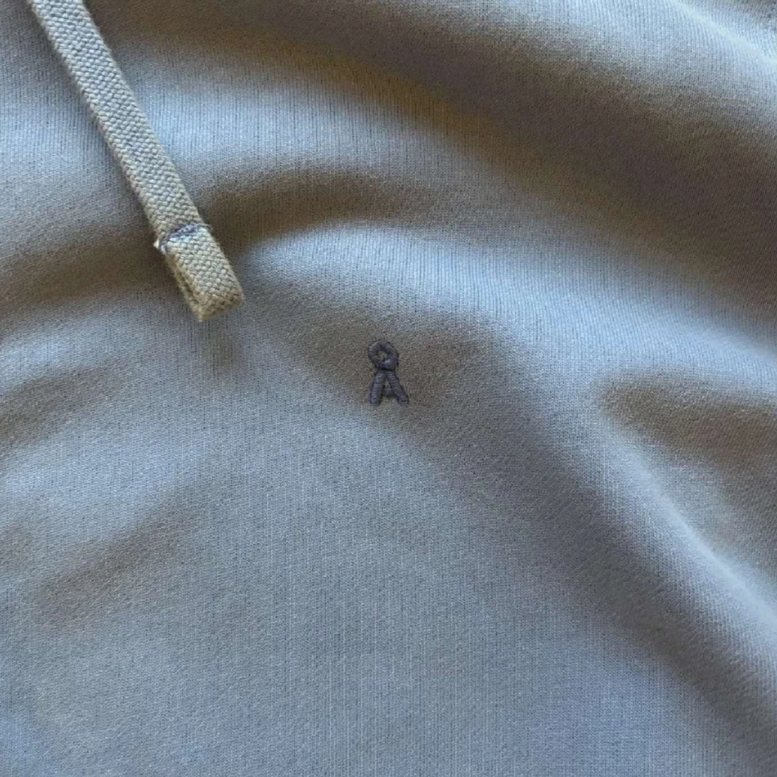 Blå hoodie från Armedangels - 2