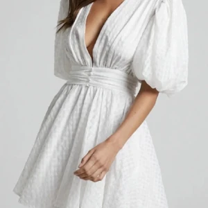 Showpo studentklänning - Säljer denna SÅ FINA studentklänningen från showpo!! Klänningen är väldigt populär och är endast använd en gång, men är annars helt i nyskick. Köpt för ca 1000kr + 300kr i frakt och tull, därav priset. Priset kan diskuteras vid en snabb affär 💞🌟