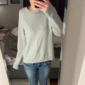 Ljusgrön stickad tröja - Säljer denna ljusgröna stickade tröja från vero Moda då den inte kommer till användning. Den är nopprig. Storlek m💕