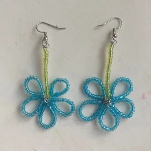 Blå blommiga pärlörhängen - Handgjorda pärlörhängen🌱🦋🌱Perfekta för att spicea upp din outfit