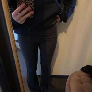 Grå byxor - Säljer dessa trendiga  bootcut mjukisbyxor, där man även kan dra ner tyget längst upp. Använda ett fåtal gånger, och inga tecken på användning. Säljer dom för att de är lite för stora på mig.☺️☺️🙌🏽 