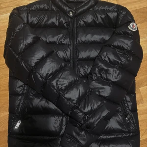 Moncler Acorus - Hjälper min polare o sälja denna jacka. Perfekt skick. Kvitto och QR finns. Svart dunnjacka i storlek 1/S, håller en väldigt varm i låg temperatur. Hör av dig vid frågor.