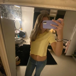 Gul croppad t-shirt - Säljer en söt gul croppad t-shirt med korta ärmar. Perfekt för sommardagar och avslappnade stunder. Enkel och stilren som passar till det mesta. 🌼💛