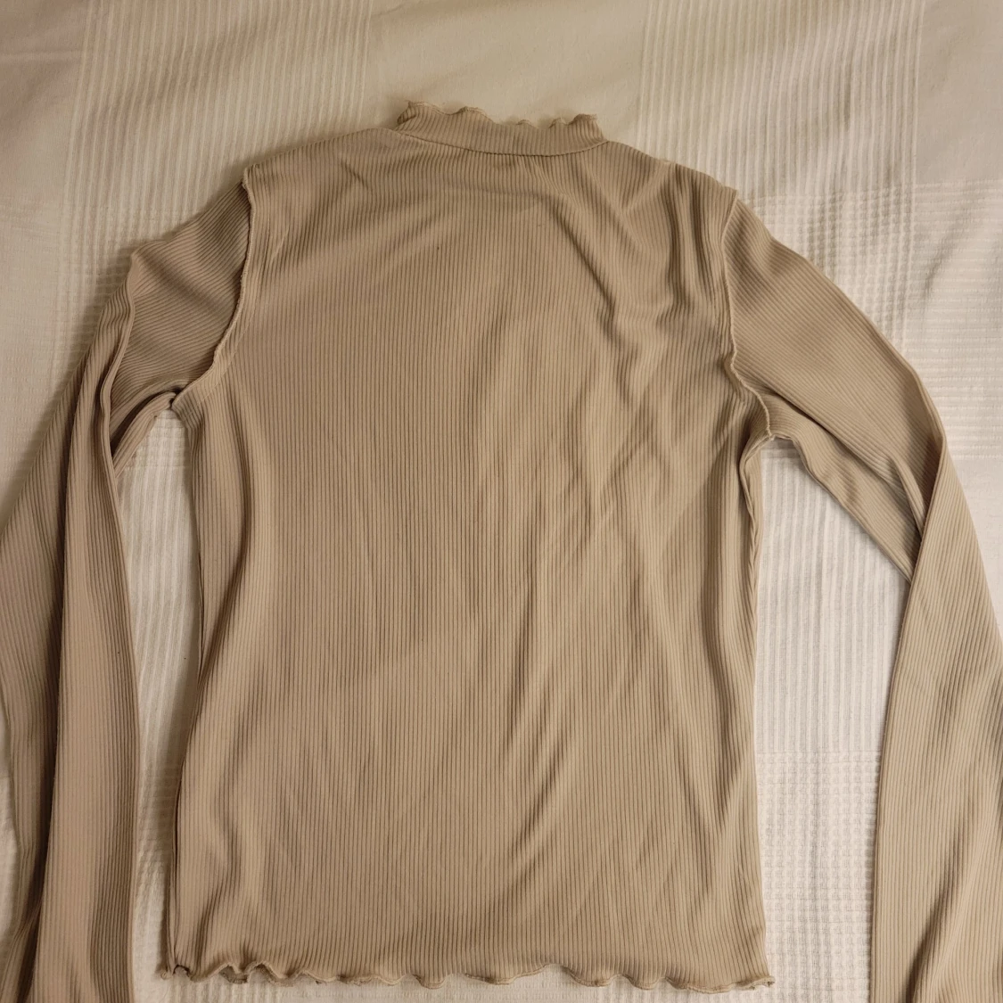 Beige ribbad tröja från Stylewise - 90