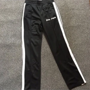 Palm Angels byxor  - Säljer ett par svarta byxor från Palm Angels bra skick men finns tecken på användning. Kom med frågor eller prisförslag!