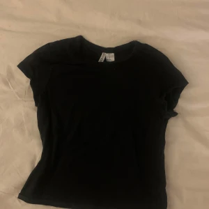 Svart t-shirt  - Svart babytee tröja från hm i xxs 