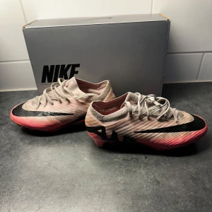 Nike Elite Fotbollskor - Hej säljer mina Nike air zoom Elite FG fotbollsskor i färgerna Pink foam och Svart. Köpte dom i somras🌞Det syns på användning men om du letar efter ett par Nike Elite fotbollsskor för ett billigt pris så är den här för dig. Köpta för 3399kr. Skriv vid funderingar🧩