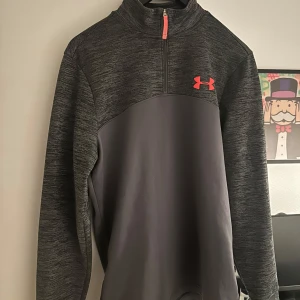 Under Armour tröja - Köpt på vinted men säljs direkt då den satt lite för löst på mig 