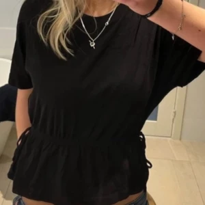 Svart topp med knytning - Snygg svart topp! Bilden är lånad ❤️