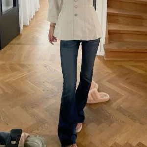 Blå jeans från Replay - Snygga blå Lågmidjade jeans från Replay med en klassisk femficksdesig. De har en bootcut-stil och är perfekta för en avslappnad look. Midjemåttet är 36cm o innebenslängden är 80cm❣️