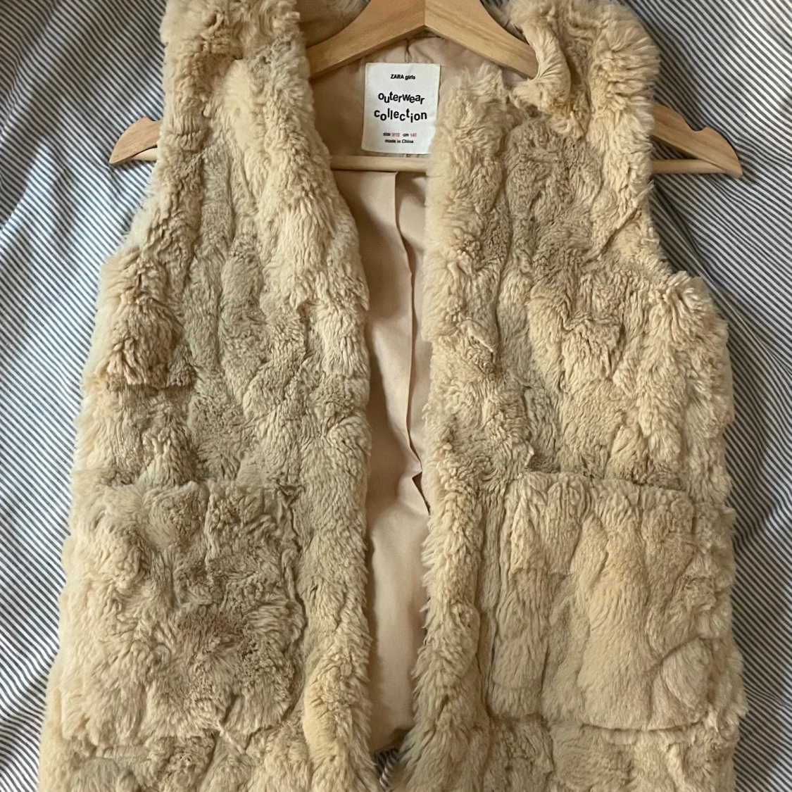 Beige pälsväst från Zara